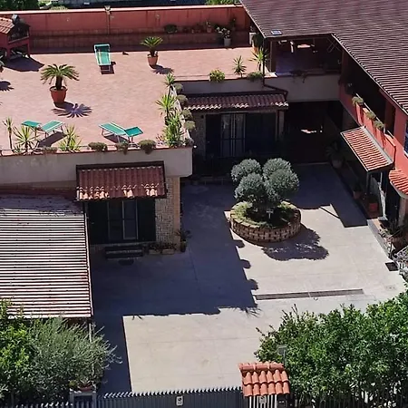 Casa de hóspedes Midway House Italy 3*